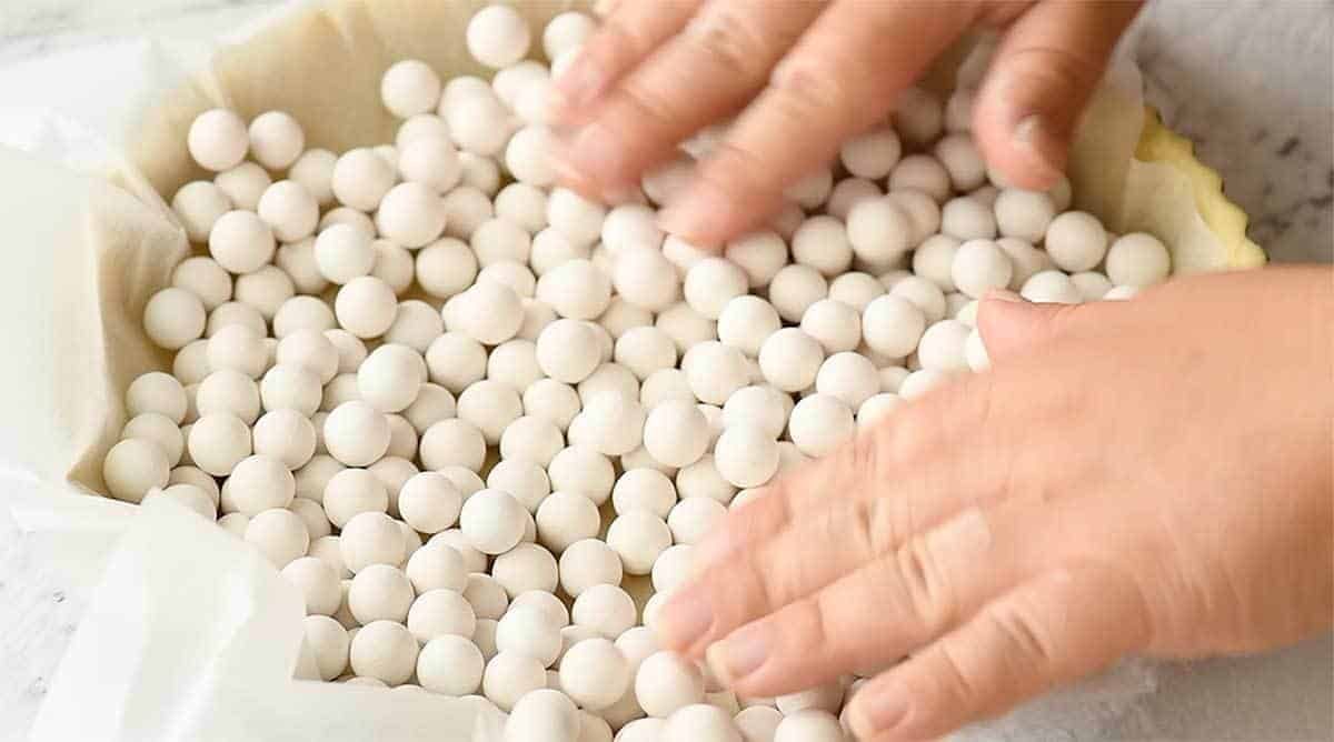 Preparation of easy homemade quiche crust