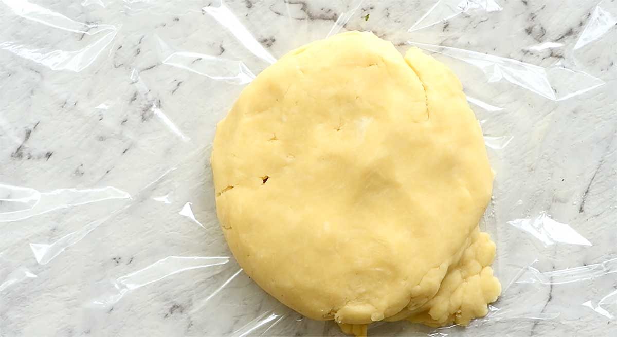 Preparation of easy homemade quiche crust