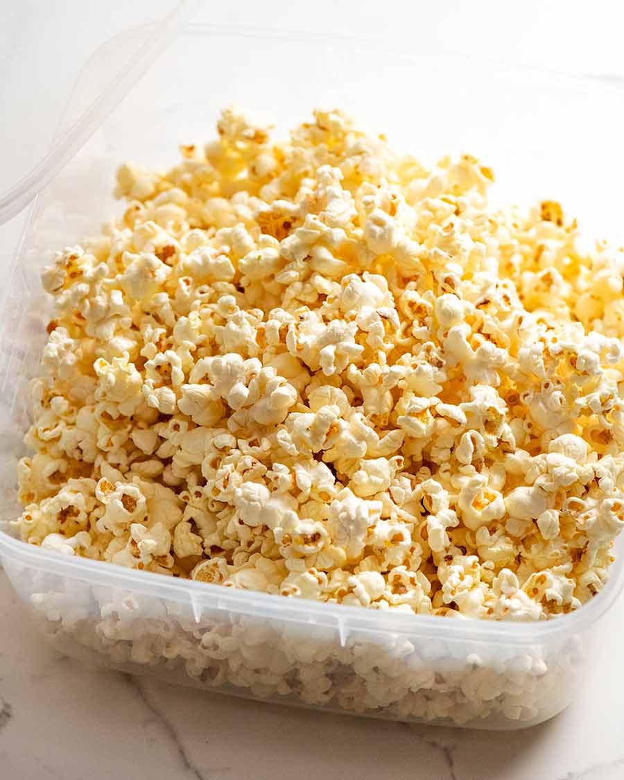 Slightly sweet and salty butter popcorn in a container - how to make popcorn stay crispy